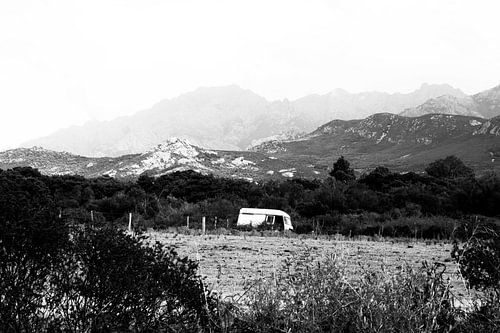 Schwarz-Weiß-Fotografie: Verlassener Bus in Korsika