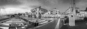 Hafen von Bardolino am Gardasee in schwarz weiß von Manfred Voss, Schwarz-weiss Fotografie