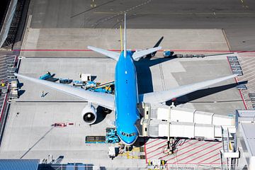 KLM-Flugzeug am Flugsteig in Schiphol