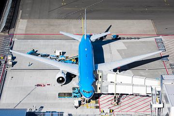 KLM Vliegtuig aan de gate op Schiphol van Jeffrey Schaefer