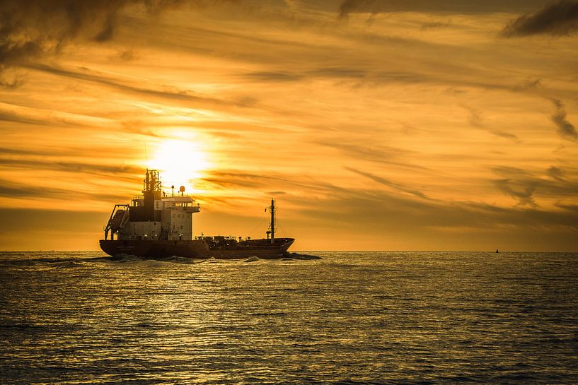 Boot onder een ondergaande zon van Robin Hardeman