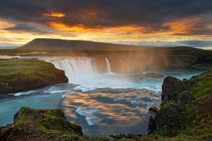 Großer Wasserfall in wilder Landschaft im Abendlicht
