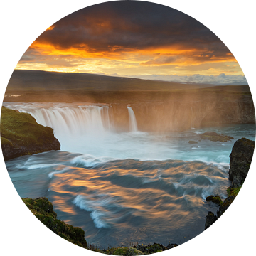 Grote waterval in het wilde landschap in het avondlicht van Ralf Lehmann