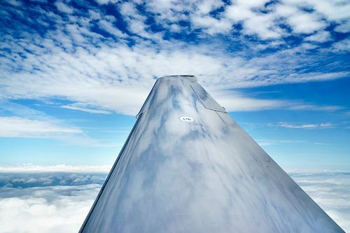 Le ciel bleu se reflète dans l'aile d'un avion