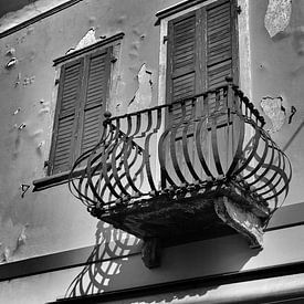 Balcon dans la vieille ville de Malcesine en Italie sur Heiko Kueverling