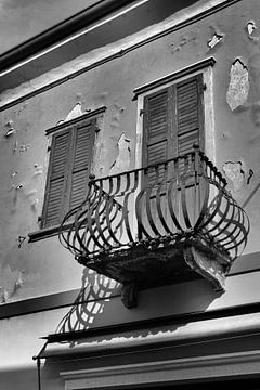 Balkon in het oude centrum van Malcesine in Italië van Heiko Kueverling