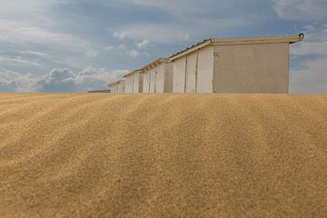 Witte Strandhuisjes van Anne-Marie Boere
