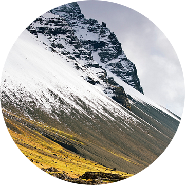 Besneeuwde berg te IJsland van Anton de Zeeuw