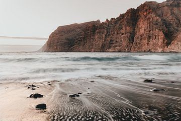 Gigantische kliffen | zonsondergang in Los Gigantes Tenerife foto print van Elise van Gils