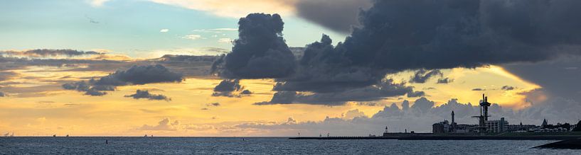 The sun goes down and puts Flushing in the dark by Percy's fotografie