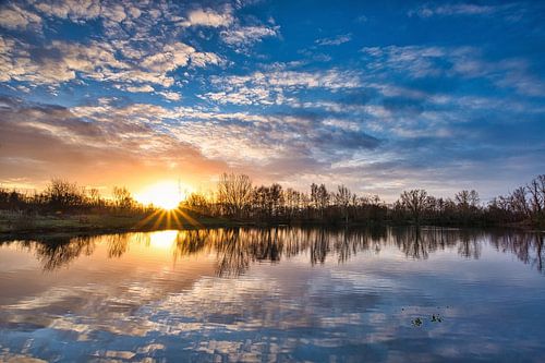 Prachtig uitzicht op het meer glinsterend onder de zonsondergang in de gemeente