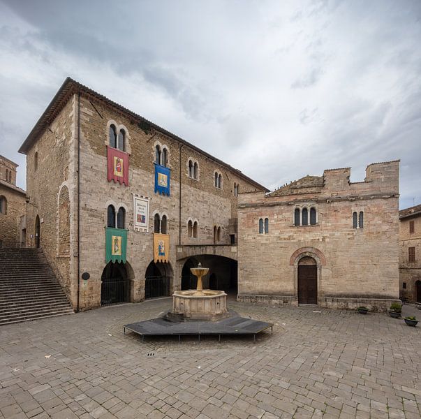 Kirche San Silvestro auf dem Platz in Bevagna, Italien von Joost Adriaanse