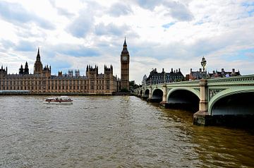 Big Ben and parliament building in London by Karel Frielink