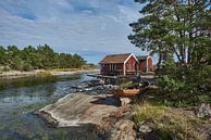 Schwedisches Fischerhaus/Sommerhaus am Wasser von Geertjan Plooijer Miniaturansicht