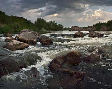 Lente stormachtige rivier van Stanislav Salamanov