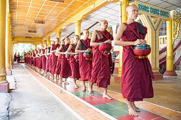 Monikken wachten voor de lunch in een klooster in Bago in Myanmar Azië van Eye on You