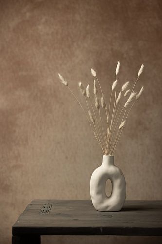 Stilleven met droogbloemen in witte porceleinen vaas (versie 1 staand) van Mayra Fotografie