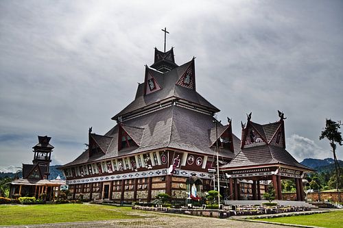 De puntdaken v', een christelijke tempel op Sumatra