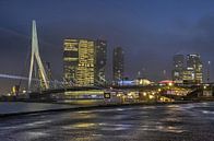 Brücke, Hochhäuser und Kreuzfahrtschiff am Abend von Frans Blok Miniaturansicht