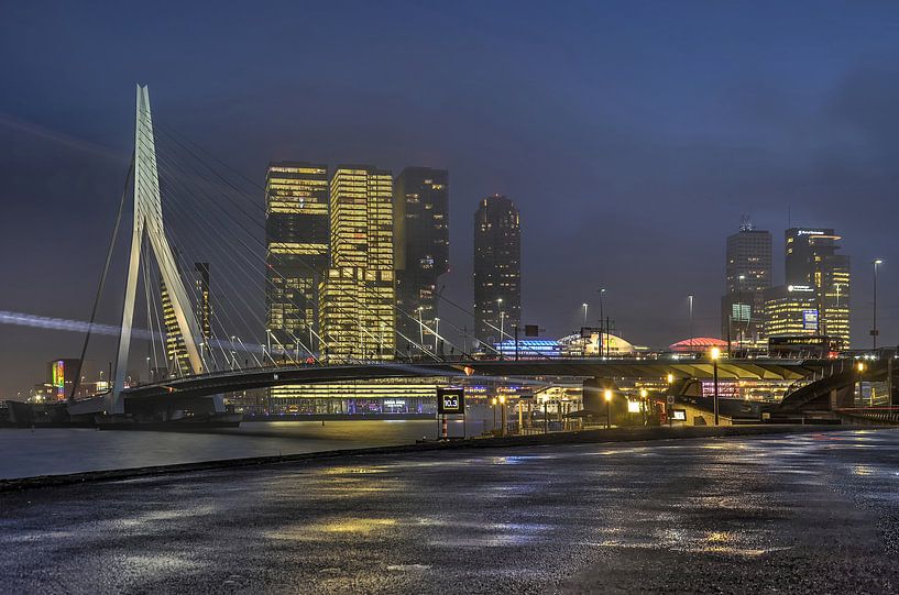 Brücke, Hochhäuser und Kreuzfahrtschiff am Abend von Frans Blok