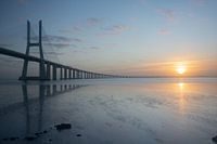 Brug met zonsopkomst