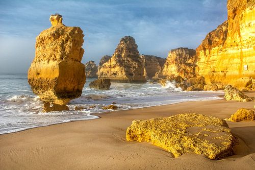 Praia de Marinha in ochtendlicht in de Algarve