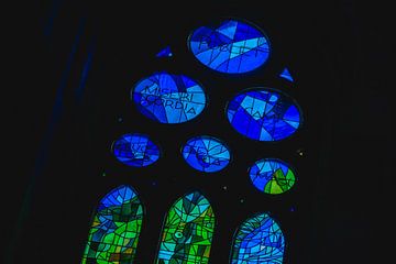 Veille nocturne des couleurs - Les vitraux mystiques de la Sagrada Familia sur Femke Ketelaar