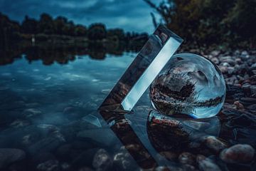 De kristallen bol in het meer