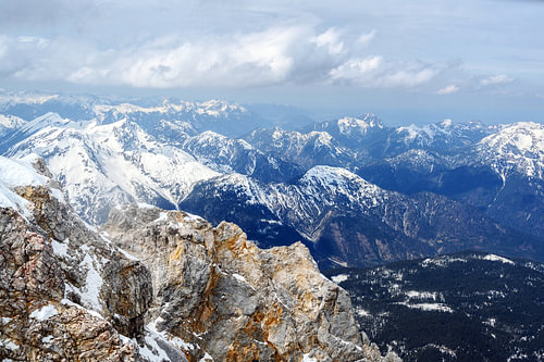 schroffe felsen und schneebedeckte berge in den bayerischen alpen in deutschland, blick von der zugs