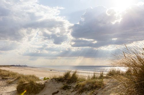 Uitgestrekt strand – lichtstralen boven Wenduine