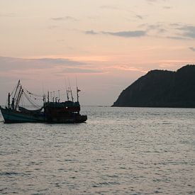 Vissersboot Bij Zonsondergang van Stijn van Kester