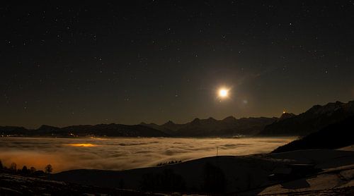 De maan komt op boven de Berner Alpen