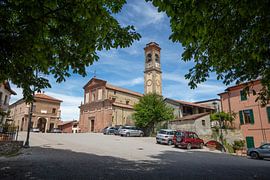 Place de l'église à Cerretto Lange, Piémont, Italie sur Joost Adriaanse