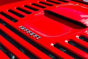 Détail de la couverture du moteur de la Ferrari F355 Berlinetta sur la voiture de sport rouge sur Sjoerd van der Wal Photographie