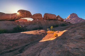 Namibie arche rocheuse naturelle au Spitzkoppe sur Jean Claude Castor