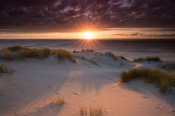 Coucher de soleil dans les dunes d'Eierlandse près de De Cocksdorp, Texel sur Rob Kints