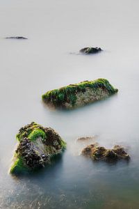 Ruhige Küstenfelsen im Meer