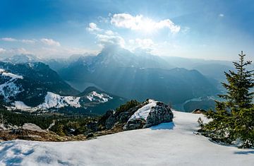 Uitzicht op de bergen van de Jenner in de Berchtesgadener Alpen tot aan de Königssee van Leo Schindzielorz