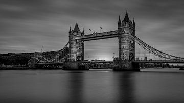 Zwart-Wit: zonsopkomst bij de Tower Bridge van Rene Siebring