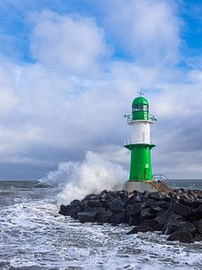 Mole an der Ostseeküste in Warnemünde während des Sturmes Zey