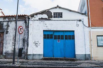 Blauwe garagedeuren in Aveiro Portugal van Esther Gerritsen