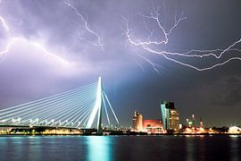 Bliksem boven Rotterdam van Roel Dijkstra