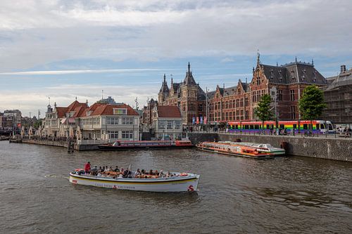 Blick auf den Hauptbahnhof mit Restaurant am Wasser von Joost Adriaanse