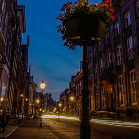 De avond valt in de oude binnenstad van Hoorn van Nathalie Pol