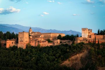 Die prächtige Alhambra im Abendlicht von Roy Poots
