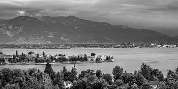 Lindau am Bodensee mit Alpen. Schwarzweiss Bild.