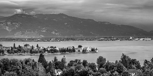 Lindau aan het Bodenmeer met Alpen. Zwart-witfoto.