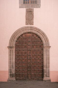 Alte Holztür auf Teneriffa | Pastellrosa Wand | Fotodruck Spanien | Farbenfrohe Reisefotografie von HelloHappylife