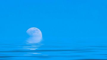Mond über dem blauen weiten Meer mit Reflexionen
