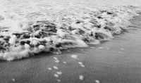 Raue Wellen Strand Costa Rica schwarz und weiß